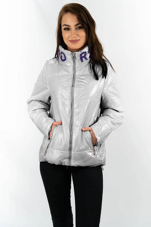 Krótka pikowana kurtka damska ze stójką srebrna (b9567)