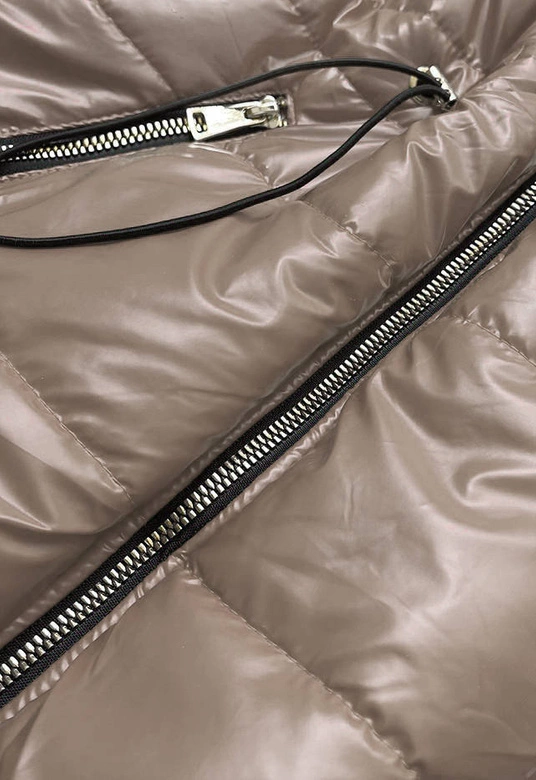 BŁYSZCZĄCA KAMIZELKA Z KAPTUREM CAPPUCCINO (B9783-12)