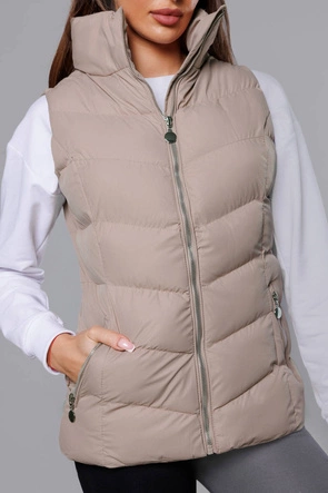 Puchowy bezrękawnik damski ciemny beżowy (5M719-62)
