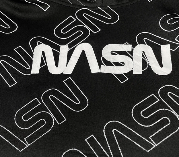 Męska bluza kangurka z nadrukiem czarna (8B991-3)