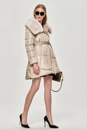 Damski zimowy płaszcz z futrem beżowy (008)