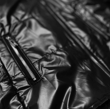 Lekka zimowa kurtka damska metaliczna czarna (721art)