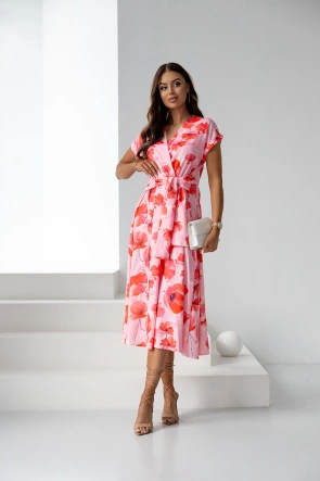 Sukienka z kopertowym dekoltem różowa w kwiaty (82194)