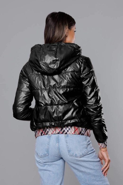 Krótka kurtka damska z ozdobnym wykończeniem czarna (b8030-1)