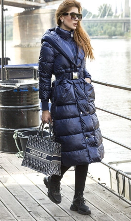 Długa damska kurtka z paskiem granatowa (ag8-8002)