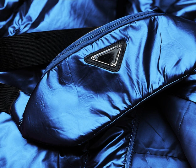 Krótka zimowa kurtka damska z nerką niebieska (omdl-018)