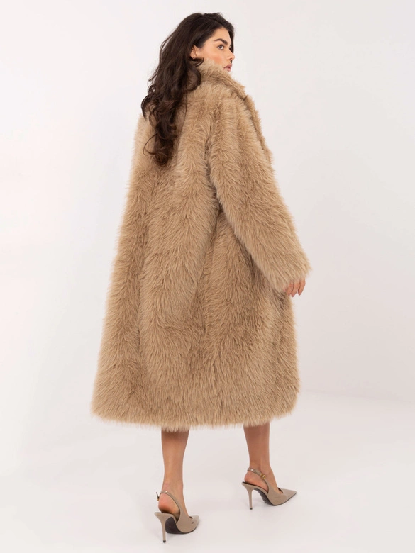 Długi płaszcz damski ze sztucznego futra Goodlookin ciemny beżowy (G230132)