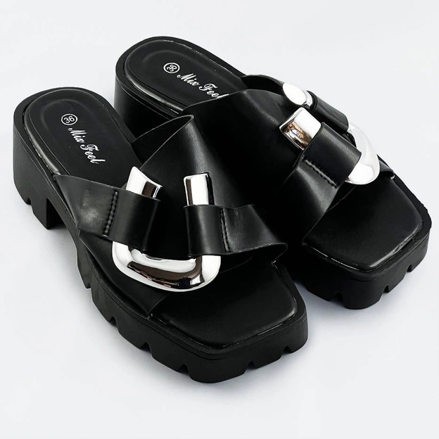 Damskie klapki na traktorowej podeszwie czarne (ae109)