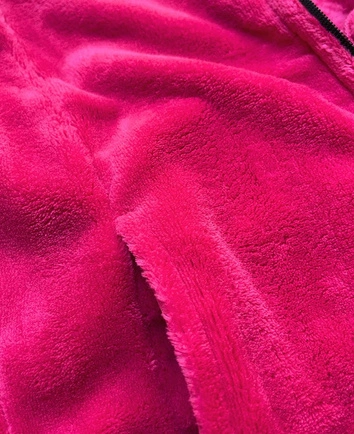 PLUSZOWA DAMSKA BLUZA ZE STÓJKĄ RÓŻOWO-CZARNA (HH002-51-1)