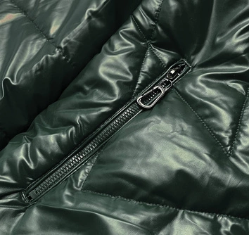 Błyszcząca kurtka zimowa damska ciemnozielona (m-21008)