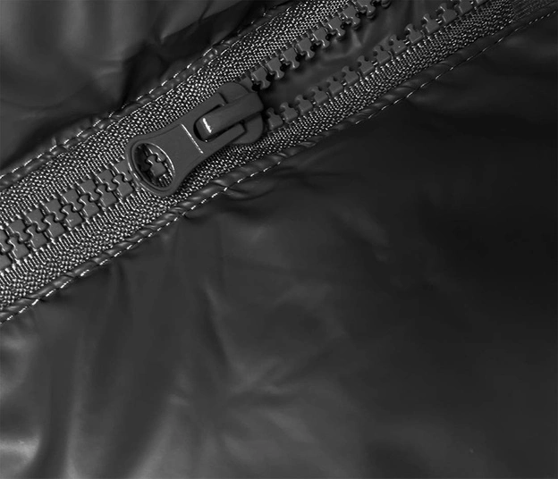 Puchowa długa kamizelka z kapturem czarna (5M3183-392)