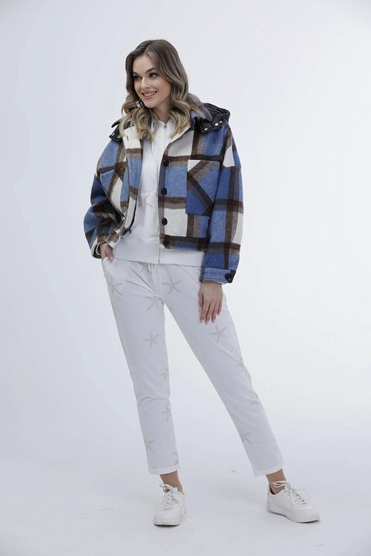 Krótka kurtka koszulowa w kratę niebieska (AG3-1839)