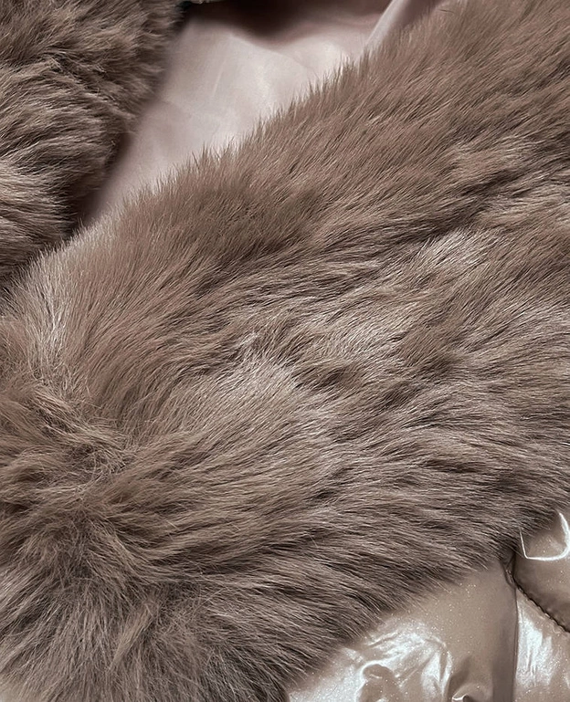 Pikowana kurtka zimowa damska obszyta futrem beżowa (1209)