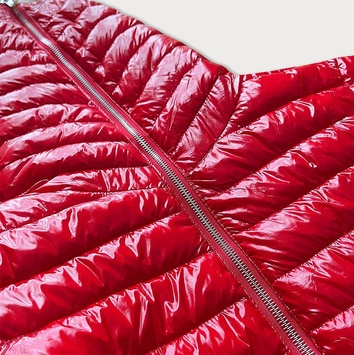 Pikowana kurtka damska z kapturem czerwona (b9561)