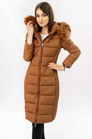 DŁUGA KURTKA DAMSKA ZIMOWA Z KAPTUREM KARMELOWA (7753)
