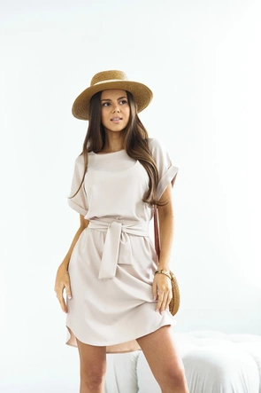 Prosta sukienka z okrągłym dekoltem beżowa (655)