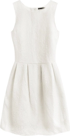 ROZKLOSZOWANA SUKIENKA W TŁOCZONE WZORY ECRU (0820)