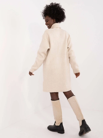 Dzianinowa sukienka z golfem jasnobeżowa (0547)