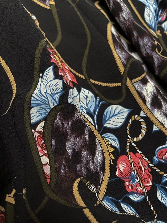 Plisowana sukienka z kołnierzykiem czarna w kwiaty (Z-56)