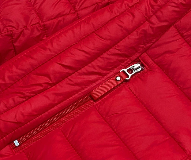 Pikowana kurtka damska z kapturem czerwona (B0123-4)