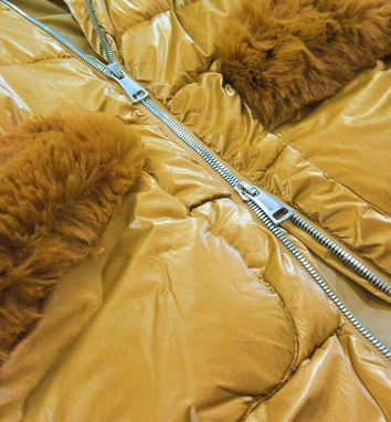 Pikowana damska kurtka zimowa złota (f180)