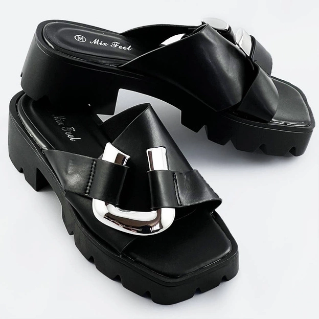 Damskie klapki na traktorowej podeszwie czarne (ae109)