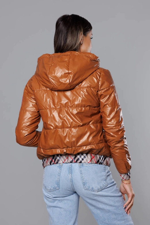 Krótka kurtka damska z ozdobnym wykończeniem karmelowa (B8030-14)
