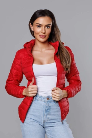 Pikowana kurtka damska z kapturem czerwona (B0124-4)