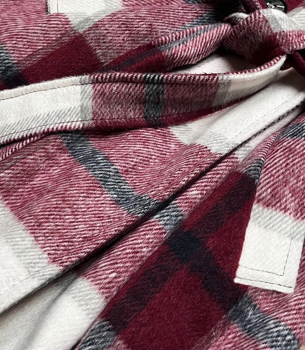 Koszulowy damski płaszcz w kratę bordowo-biały (7897)