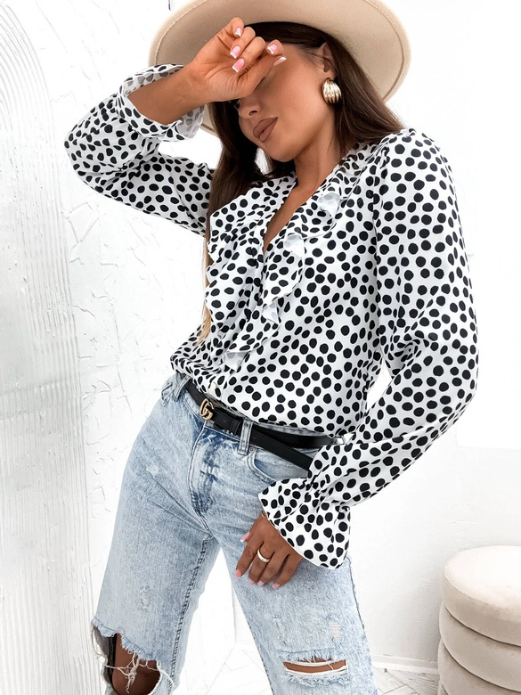 Bluzka damska z ozdobnym dekoltem biała (82124)