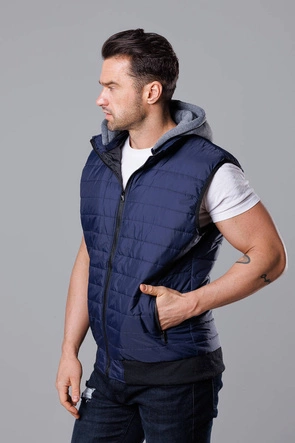 Pikowany bezrękawnik męski z kapturem granatowy (8M983-215)