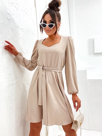 Elegancka sukienka z rozkloszowanym dołem beżowa (8249)