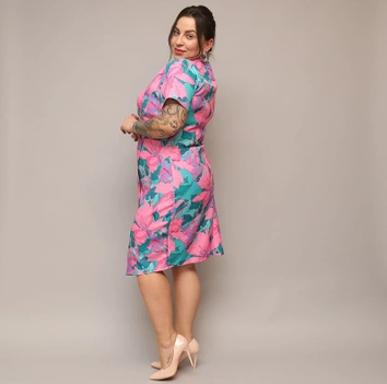 Kopertowa sukienka do kolan w kwiaty róż-zielony (742)