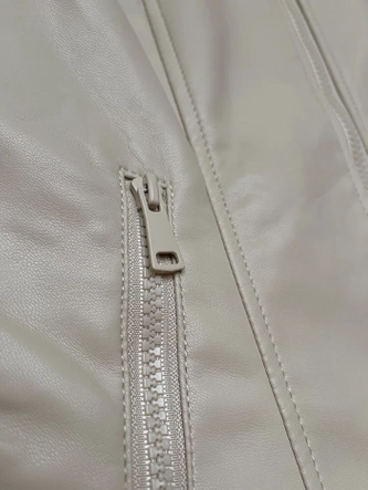 Damska kurtka ze skóry ekologicznej ze stójką J Style jasny beżowy (11Z8131)