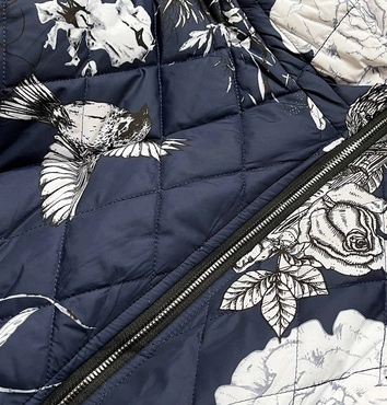 DAMSKA KURTKA W KWIATY GRANATOWA (7703)