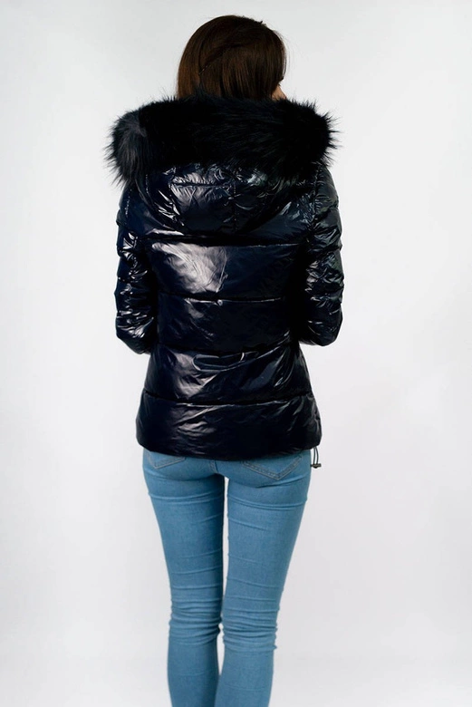 Lakierowana pikowana kurtka damska granatowa (7693)