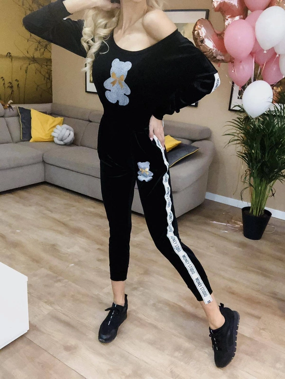 DŁUGI KOMBINEZON WELUROWY Z LAMPASAMI I NADRUKIEM CZARNY (647ART)