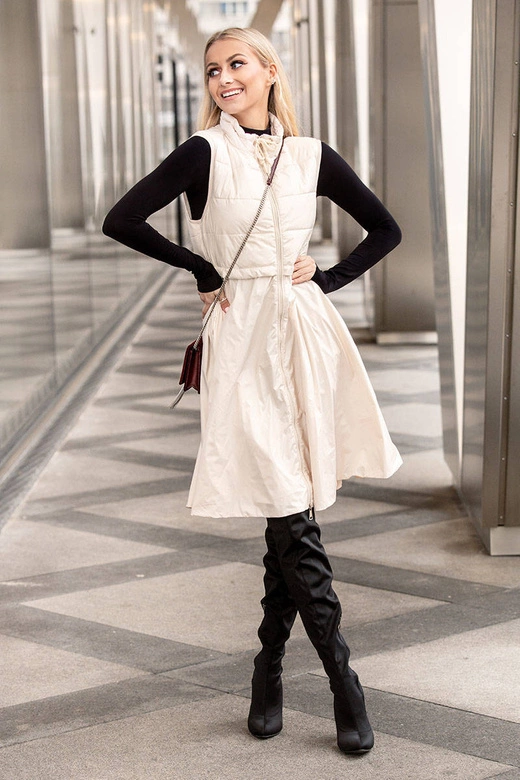 Kamizelka z rozkloszowanym dołem jasny beż (ag3-06)