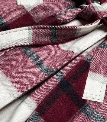 Koszulowy damski płaszcz w kratę bordowo-biały (7897)