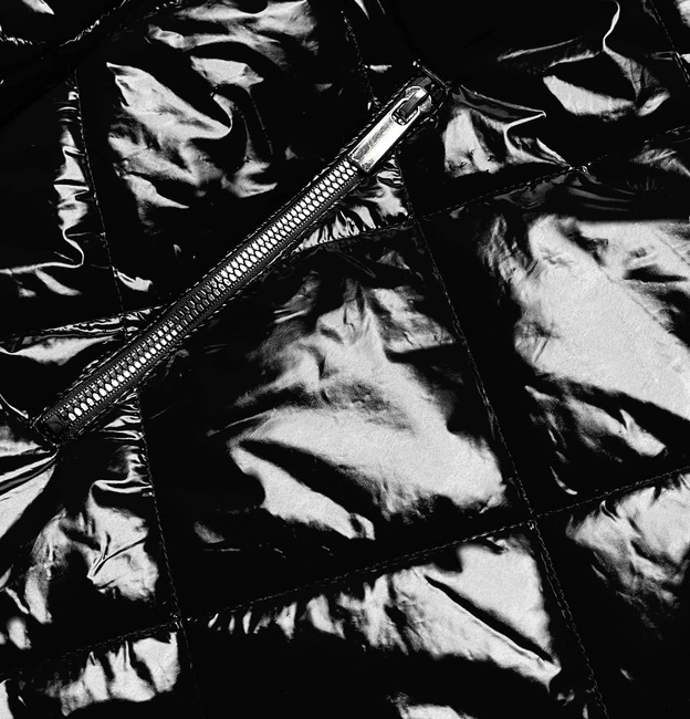 Błyszcząca pikowana kurtka damska czarna (LD7259BIG)