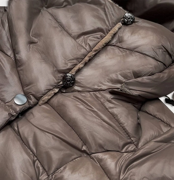 KURTKA ZIMOWA DAMSKA Z WYSOKĄ FUTRZNĄ STÓJKĄ CAPPUCCINO (J9-018)