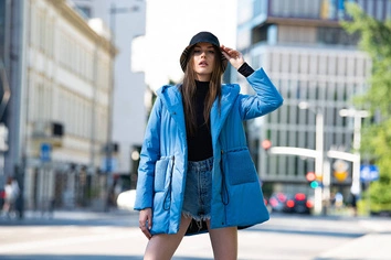 Damska kurtka z kapturem niebieska (ho-22)