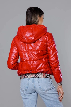 Krótka kurtka damska z ozdobnym wykończeniem czerwona (b8030-4)