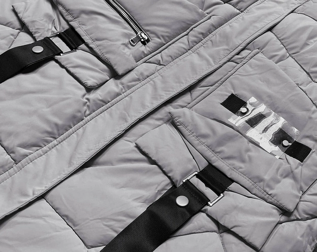 Puchowa kurtka damska z ozdobnymi taśmami szara (AG2-J85)