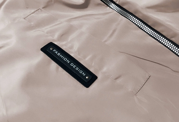 Cienka kurtka damska z ozdobną lamówką kakao (B8145-51)