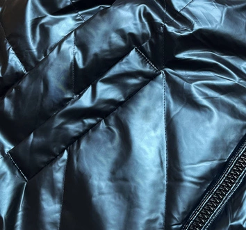 Krótka błyszcząca kurtka damska granat (w586-1)