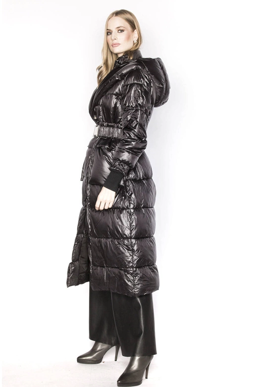 Długa damska kurtka z paskiem czarna (ag8-8002)