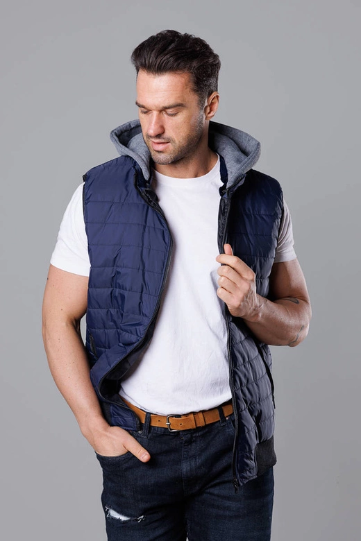 Pikowany bezrękawnik męski z kapturem granatowy (8M983-215)