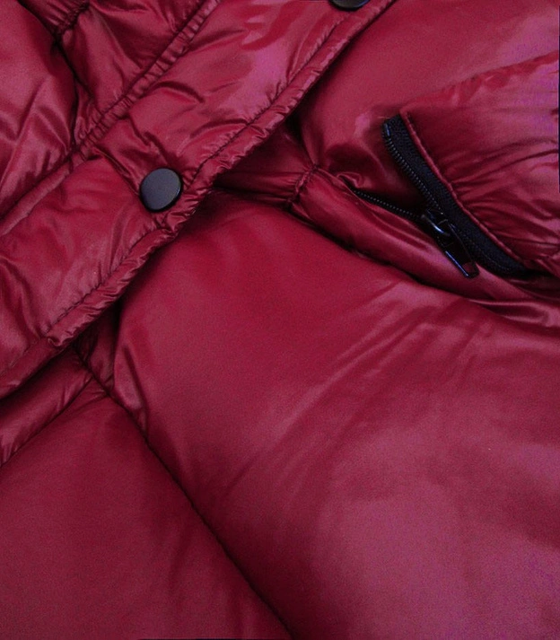 Damska kurtka pikowana z odpinanym kapturem bordowa (7564)