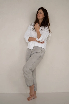 JEANSOWA KURTKA DAMSKA Z DŻETAMI I FRĘDZLAMI BIAŁA (A8306)